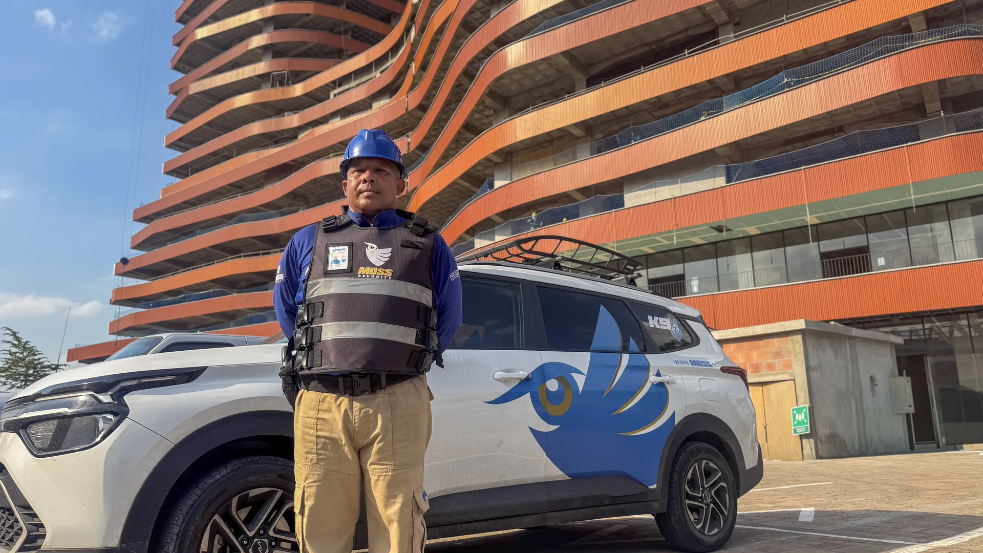 Guardia de MOSS Security junto a vehículo operativo